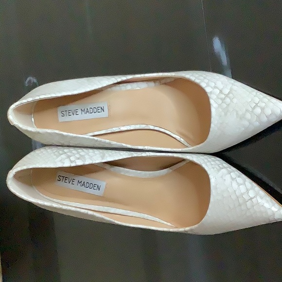 White crocodile print, pointy heels - Picture 9 of 10